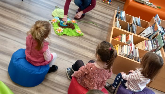 Un tablier enchanté pour les enfants de la crèche